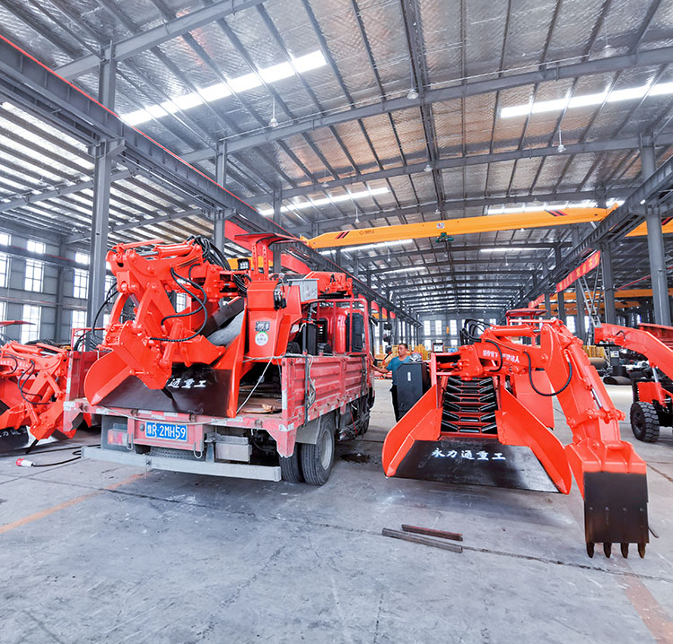 礦山小型扒渣機(jī).jpg 礦山小型扒渣機(jī).jpg